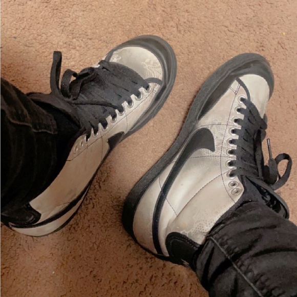 Nike shoes worn some stains it shows on the side of top part of shoe - Picture 2 of 2